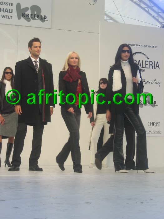 ../Images/Krefeld-Strssenmodenschau-2005 392.jpg